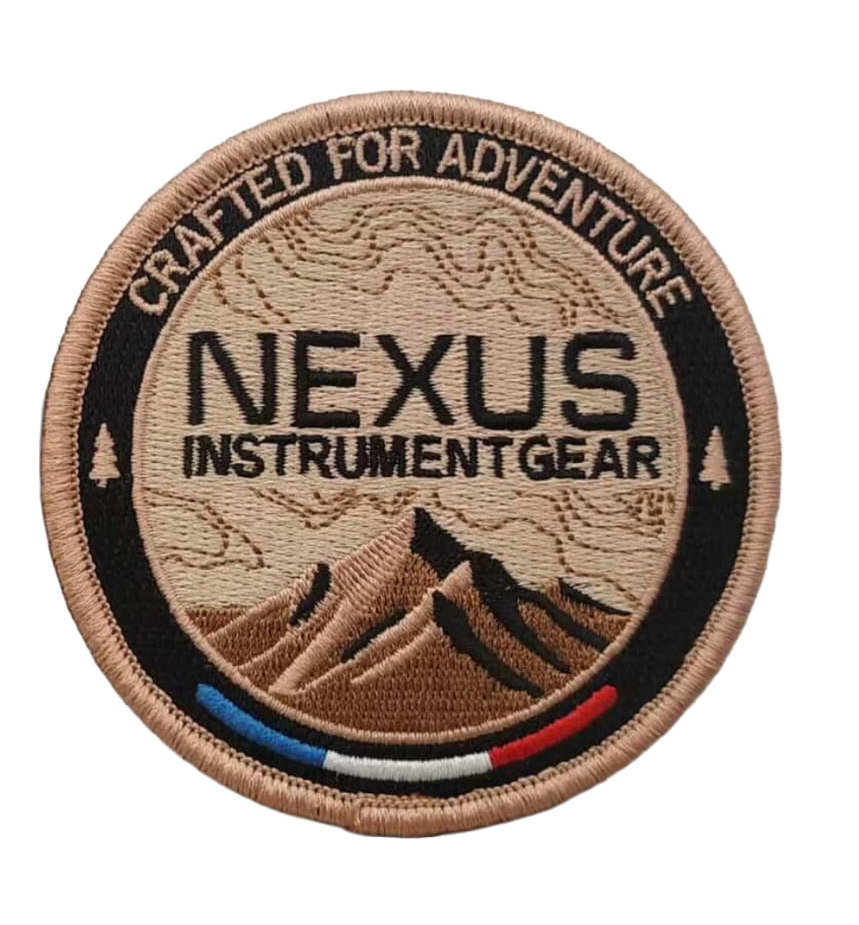 Écusson brodé Nexus Instrument Gear Crafted for Adventure avec drapeau français
